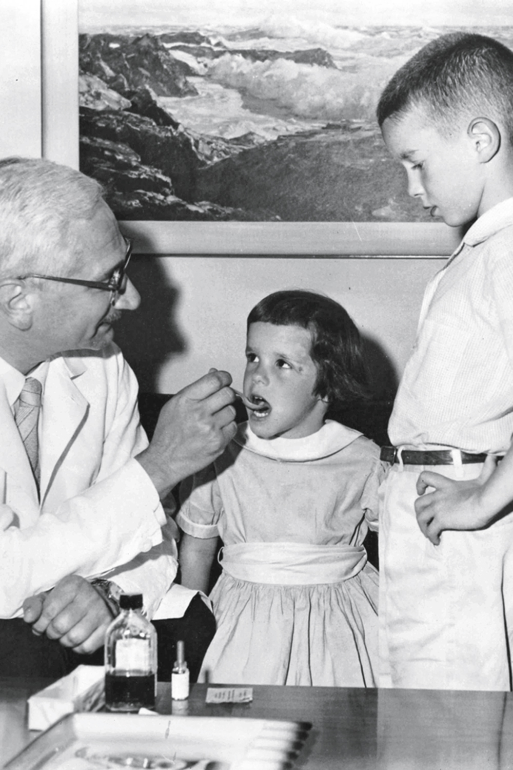 QUASE ERRADICADA - O pesquisador polonês Albert Sabin desenvolveu, em 1960, a vacina contra a poliomielite. O imunizante, feito com o vírus vivo, tornou-se rapidamente a única vacina contra a pólio utilizada e ajudou o Brasil a erradicar a doença em 1994. Apesar dos esforços de Sabin, da OMS e da ciência, a pólio ainda não foi erradicada no mundo -