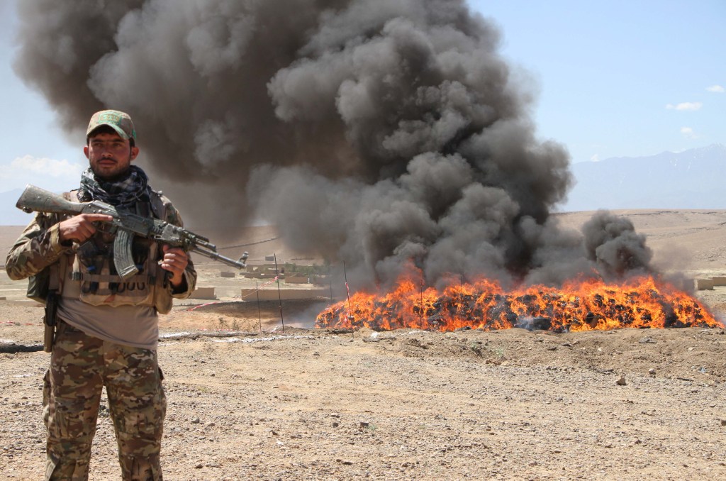 Soldado observa queima de heroína apreendida no Afeganistão, em 2019