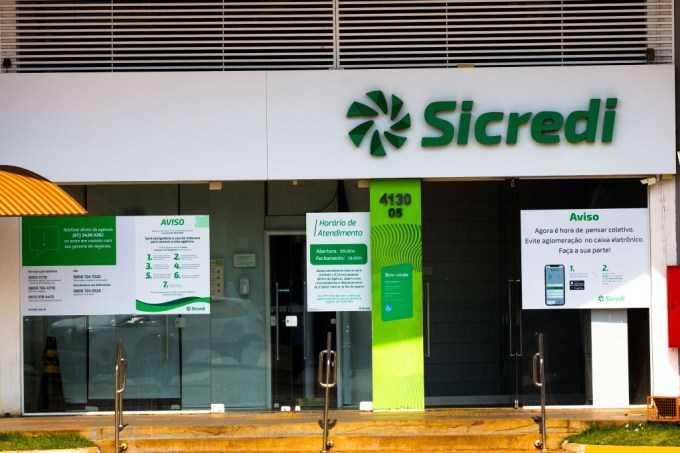 The Sistema de Crédito Cooperativo (Sicredi) logo at a bank