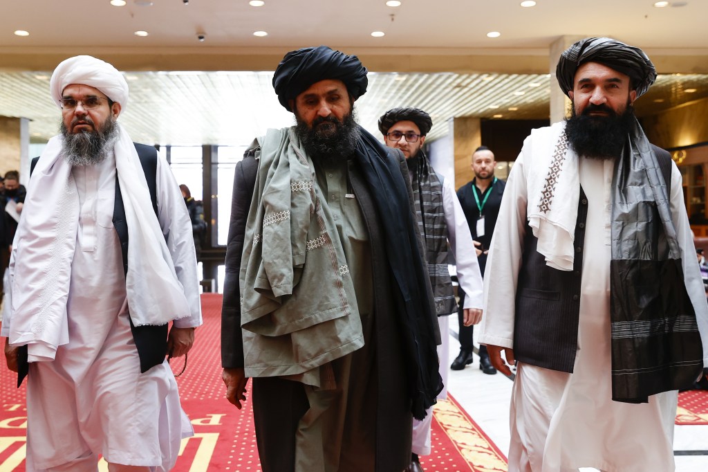 Abdul Ghani Baradar, cofundador e chefe político do Talibã (ao centro): volta ao Afeganistão para iniciar processo de formação do novo governo
