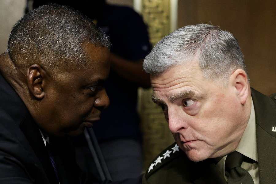 U.S. Defense Secretary Lloyd Austin talks with Joint Chiefs of Staff Chair Gen. Mark Milley - 17/06/2021 -