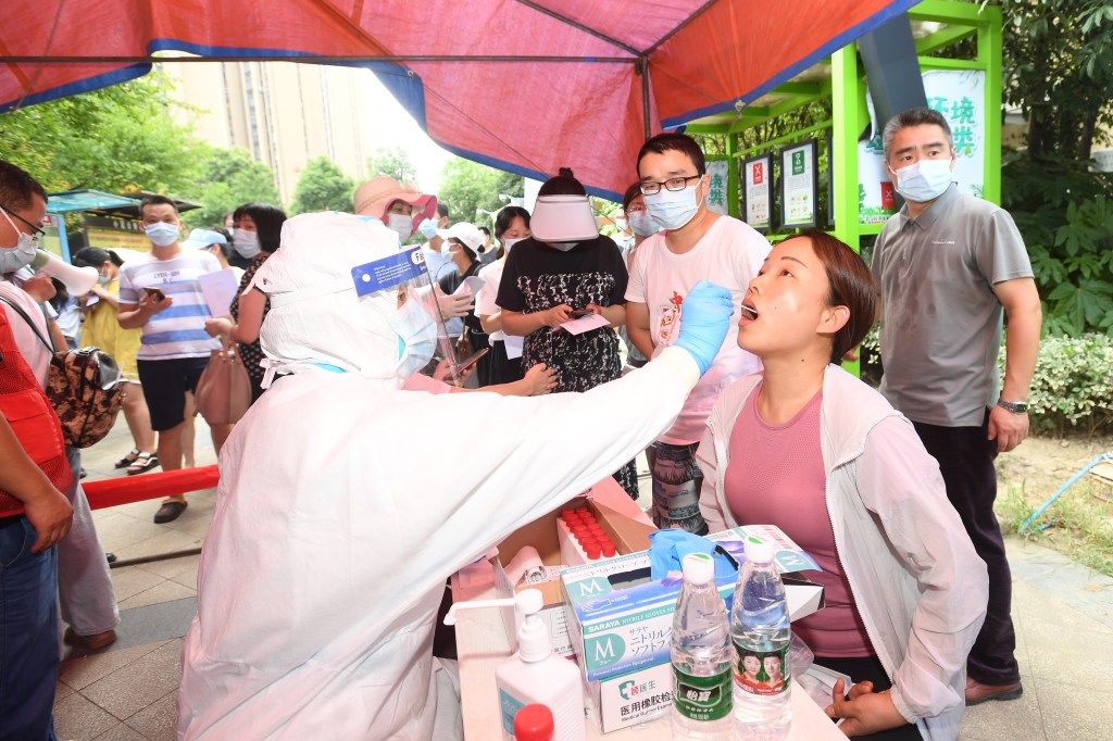 Campanha de testagem dos moradores de Wuhan após surto na cidade - 03/08/2021