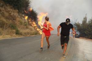 Turistas fogem dos incêndios em Mugla, na Turquia