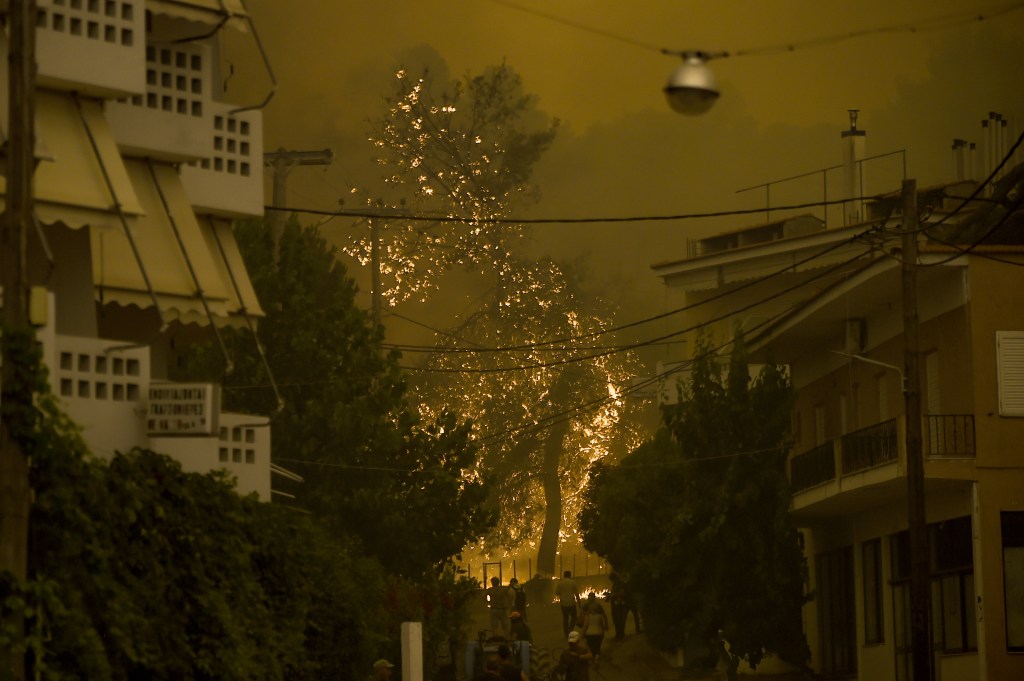 Fumaça dos incêndios florestais cobre a ilha grega de Evia nesta segunda-feira (9)