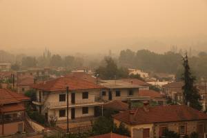 Evia, Grécia Fumaça pesada de incêndios florestais cobre a ilha grega de Evia nesta segunda-feira (9)