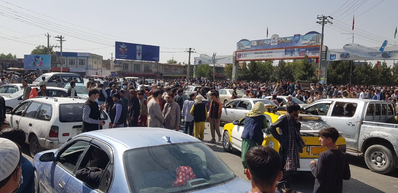 Multidão no aeroporto internacional de Cabul após tomada da capital pelo Talibã - 16/08/2021