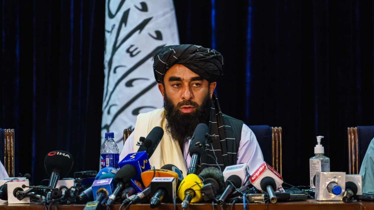 Zabihullah Mujahid, porta-voz do Talibã, em Cabul. 17/08/2021