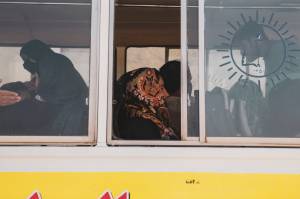 Mulher aguarda em ônibus no aeroporto de Cabul para deixar Afeganistão após chegada do Talibã ao poder. 21/08/2021
