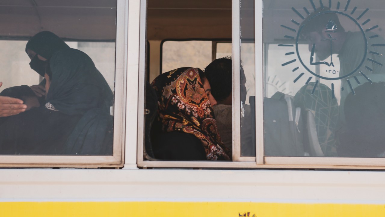 Mulher aguarda em ônibus no aeroporto de Cabul para deixar Afeganistão após chegada do Talibã ao poder. 21/08/2021