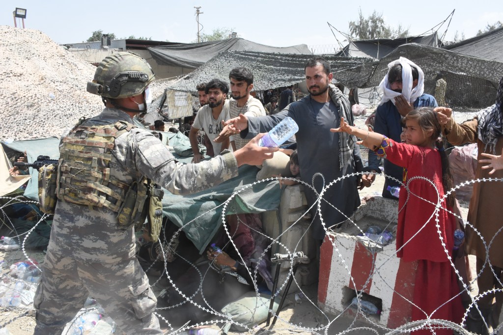 Soldado de força-tarefa da Turquia entrega suprimentos para afegãos no aeroporto de Cabul. 23/08/2021