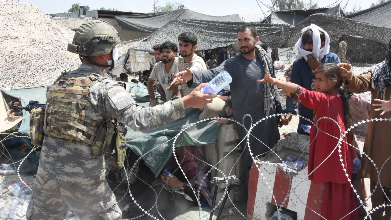 Soldado de força-tarefa da Turquia entrega suprimentos para afegãos no aeroporto de Cabul. 23/08/2021