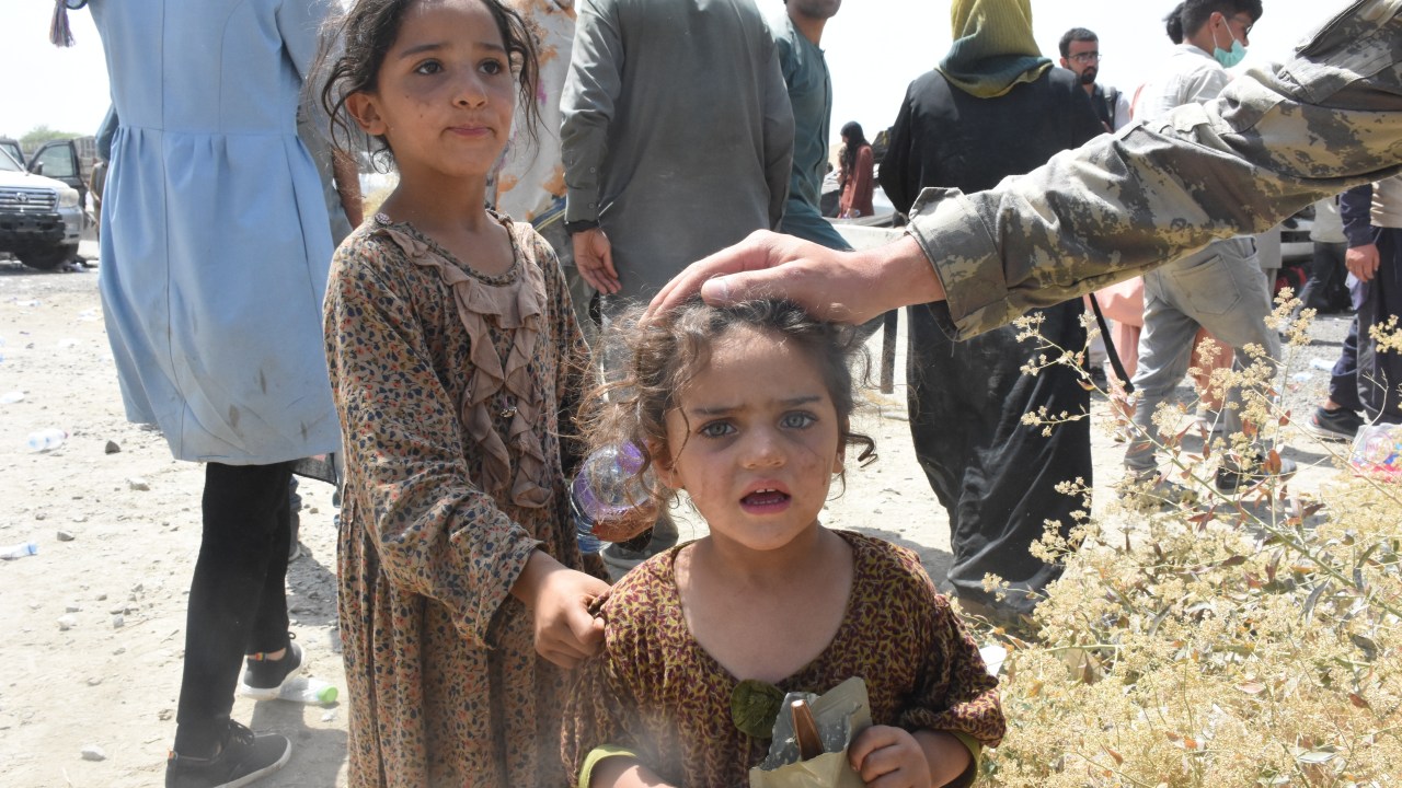 Crianças aguardam voo de saída do Afeganistão nesta segunda-feira (23), em Cabul