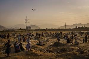 Grupo de refugiados afegãos desembarca em Madri, na Espanha, nesta segunda-feira (23)