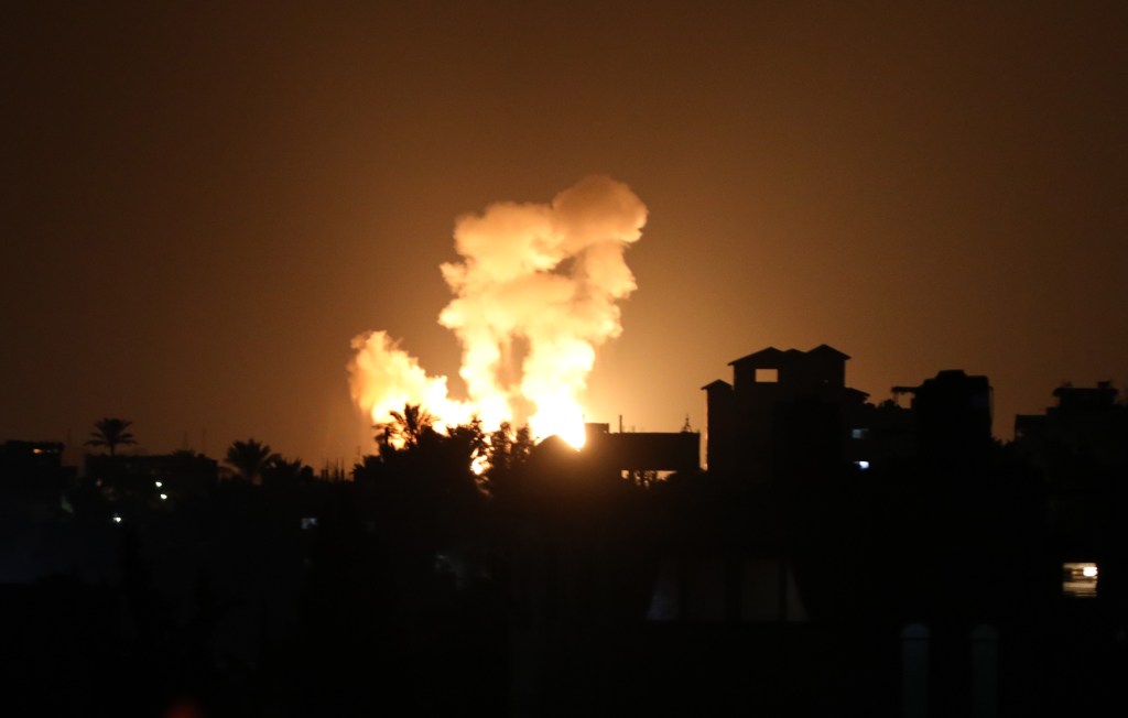 Fumaça após ataque aéreo israelense em Gaza. 23/08/2021