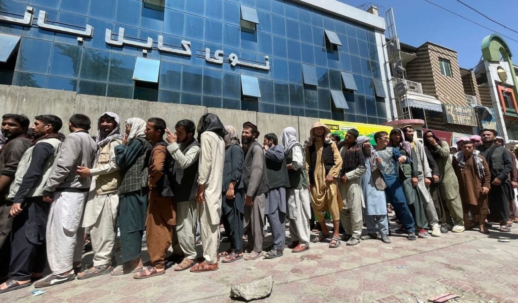 Afegãos aguardam abertura de banco no centro de Cabul nesta quarta-feira (25)