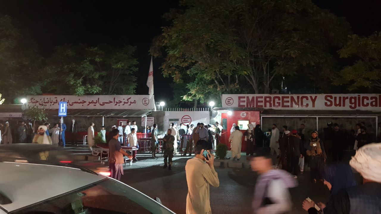 Hospital recebe grande número de feridos após duas explosões sacudirem o entorno do aeroporto de Cabul, no Afeganistão, nesta quinta-feira (26)