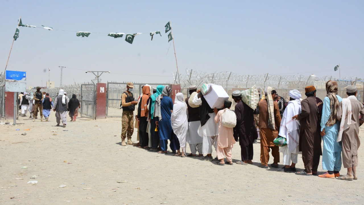 Afegãos esperam na fronteira de Chaman, para entrar no Paquistão. 28/08/2021