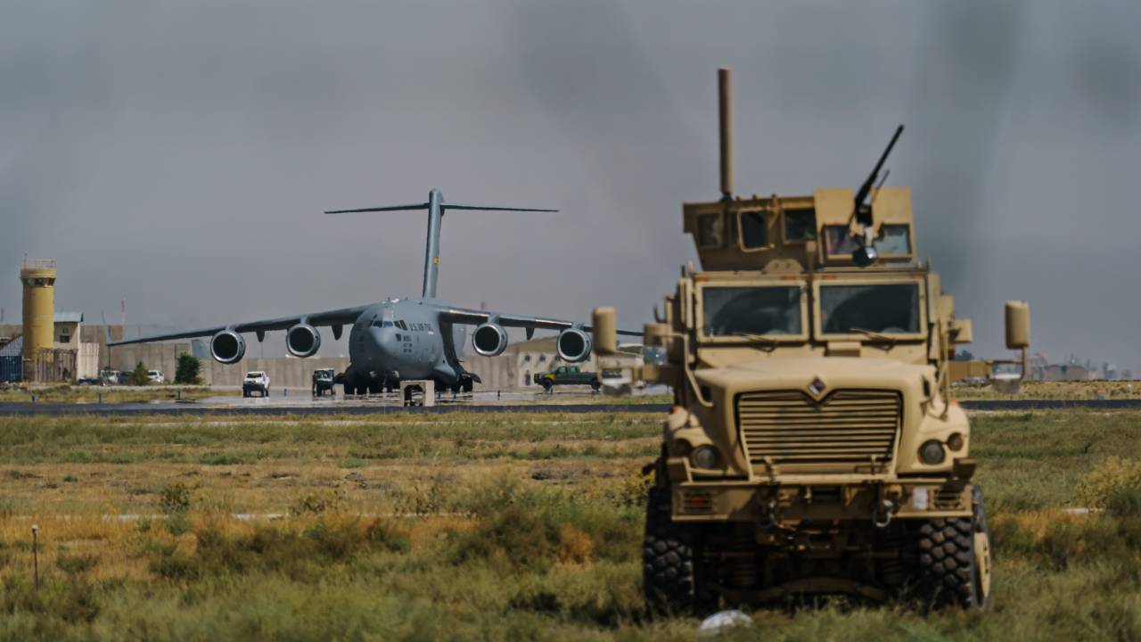 Avião C-17 das Forças Armadas americanas deixa o aeroporto de Cabul nesta segunda-feira (30)