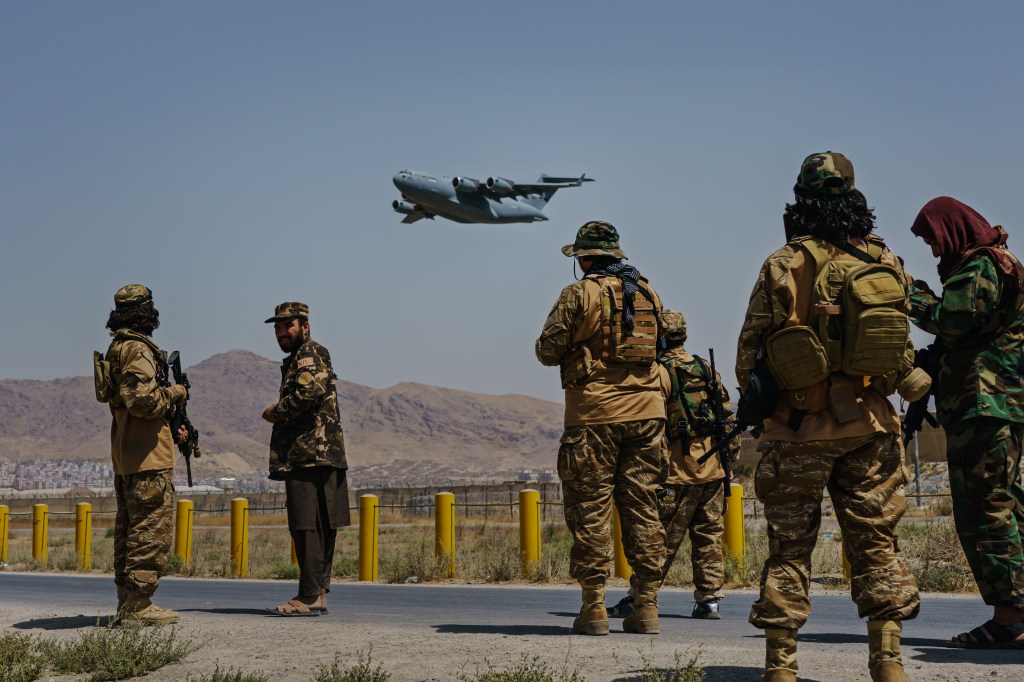 Avião militar americano sobrevoa combatentes do Talibã no aeroporto de Cabul. 29/08/2021