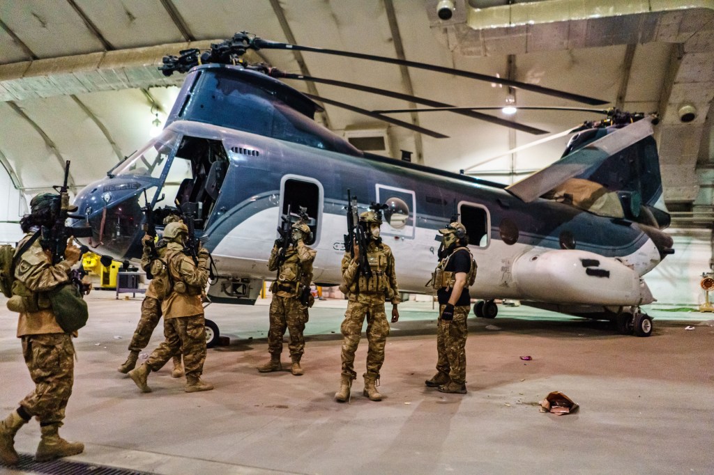 Soldados do Talibã inspecionam avião militar americano desativado no aeroporto de Cabul - 31/08/2021