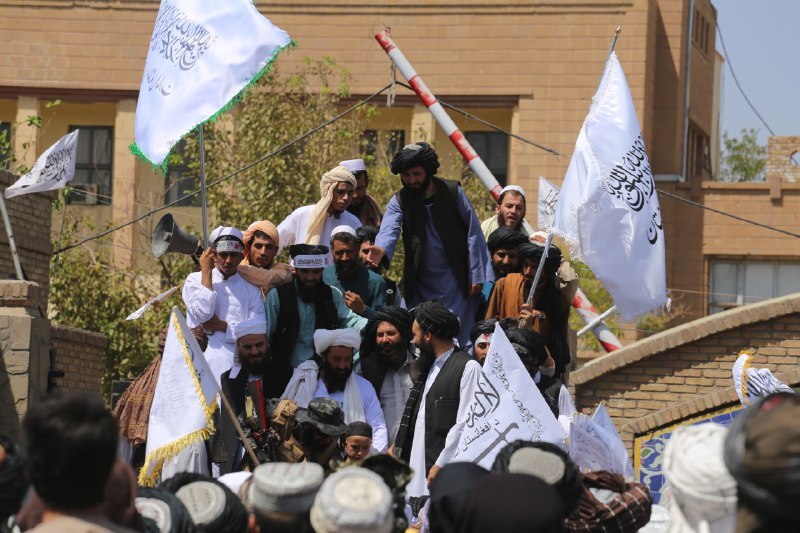 Líderes do Talibã desfilam e fazem discurso à população na cidade de Herat - 31/08/2021