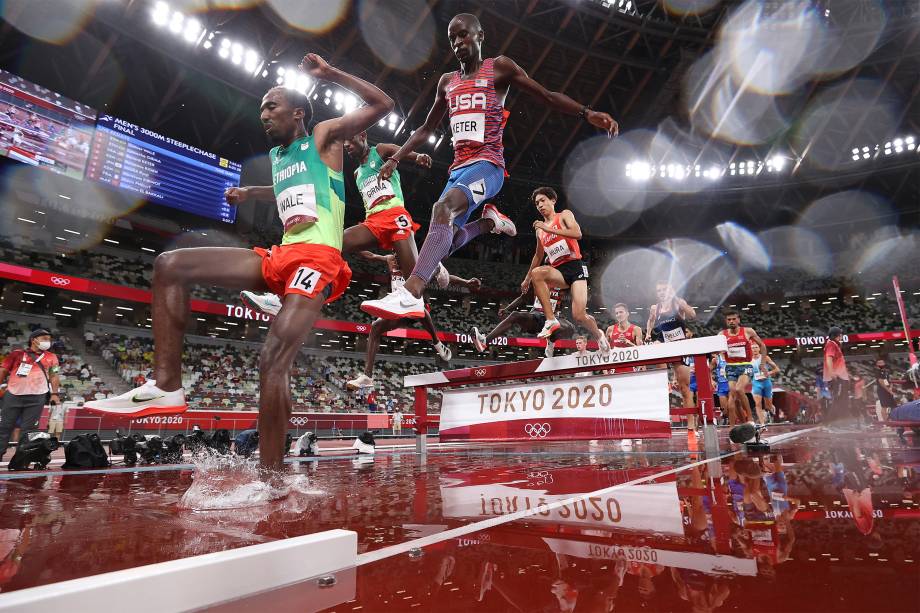 Competidores durante a prova de 3000m com obstáculos no atletismo -