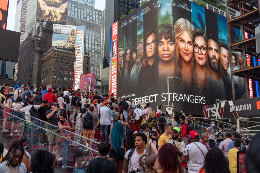 Multidão na Times Square, Nova York. 10/08/2021
