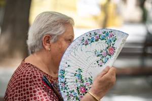 Mulher tenta aliviar o calor em Castilla, na Espanha Mulher tenta aliviar o calor em Castilla, na Espanha