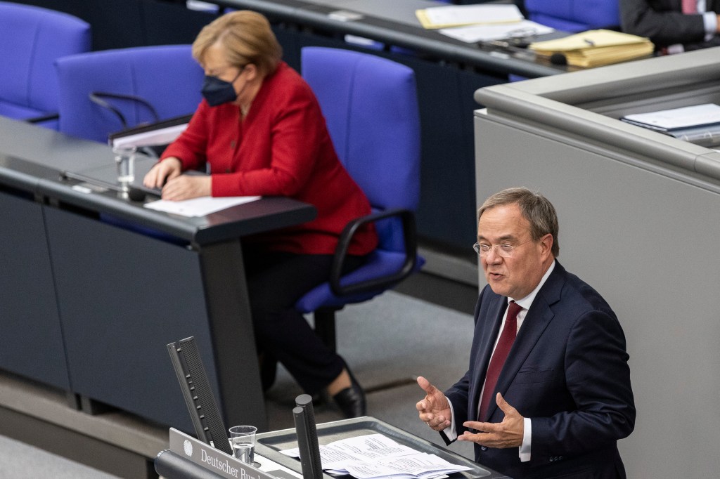 Candidato da CDU, Armin Laschet, discursa ao lado da chanceler alemã, Angela Merkel. 25/08/2021