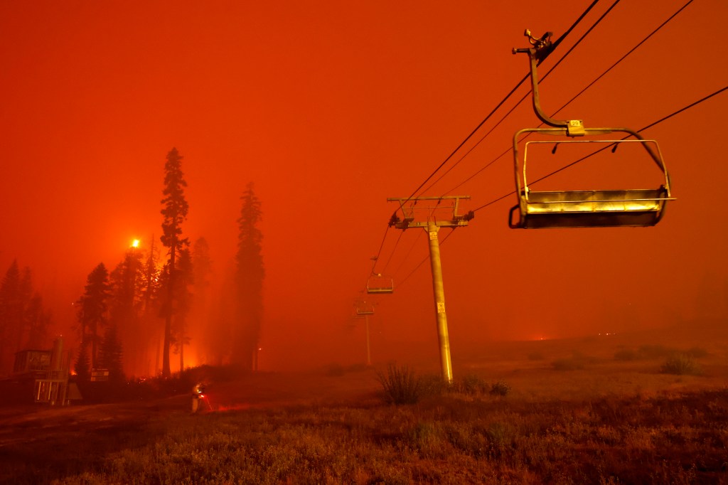 Incêndio Caldor Fire destroi área de lazer de Lake Tahoe, na Califórnia, nesta terça-feira (31)