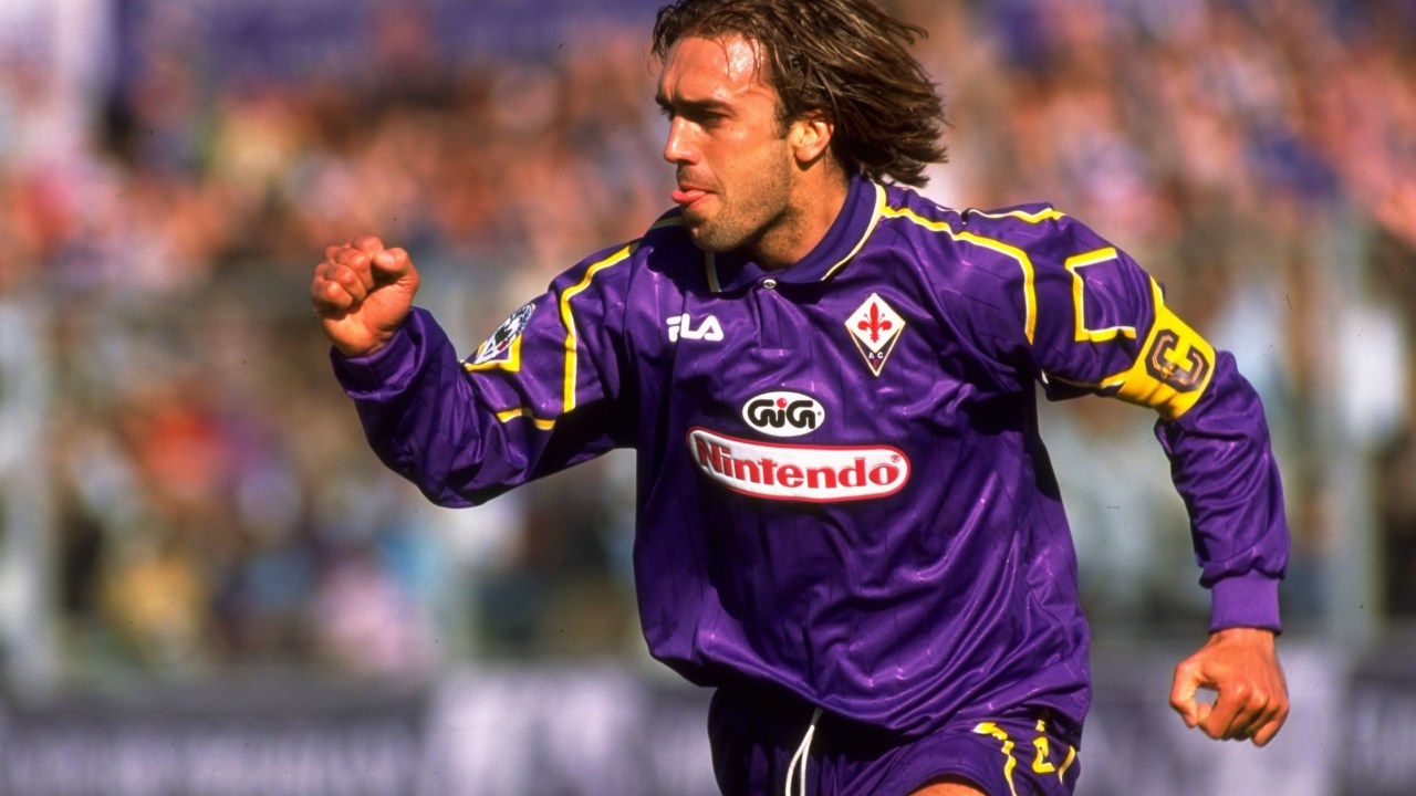 29 Mar 1998: Gabriel Batistuto of Fiorentina in action during an Italian Serie A match against Napoli at Artemio Franchi Stadium in Florence, Italy. Fiorentina won the match 4-0. Mandatory Credit: Allsport UK /Allsport