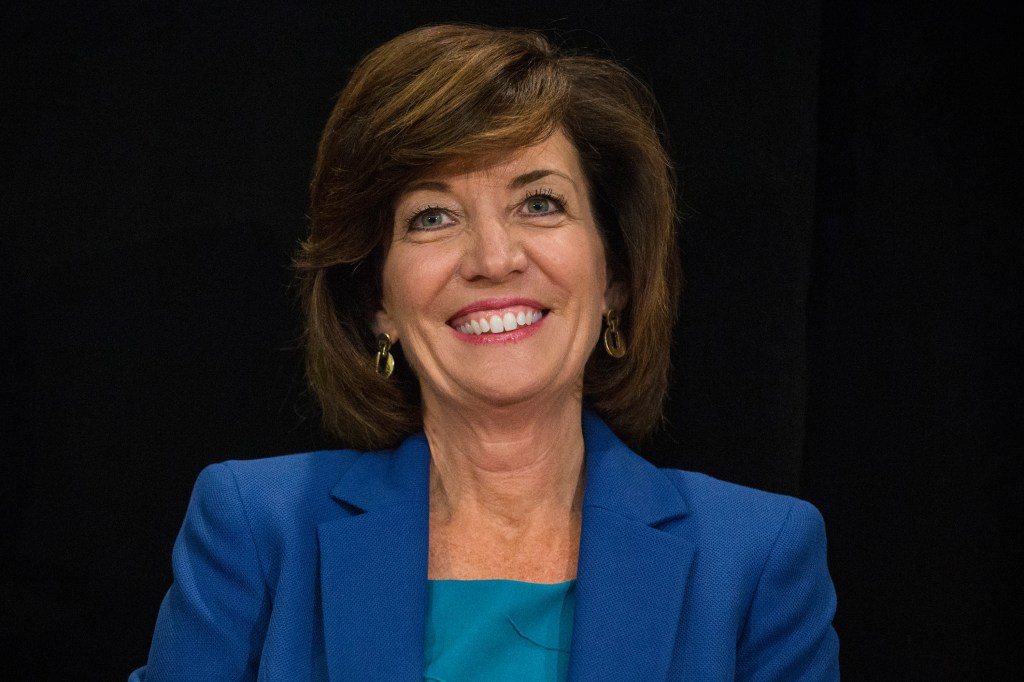 Kathy Hochul, nova governadora de Nova York, sorri e veste um blazer azul