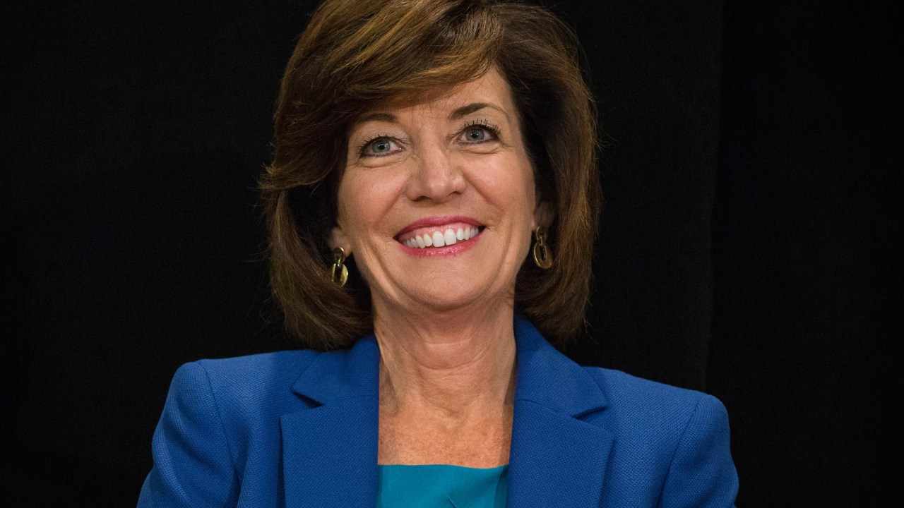 Kathy Hochul, nova governadora de Nova York, sorri e veste um blazer azul
