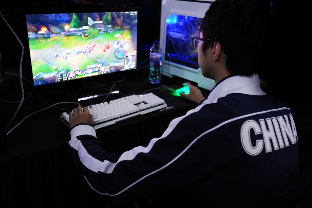 Usuário de video game na China: governo baixa restrição severa