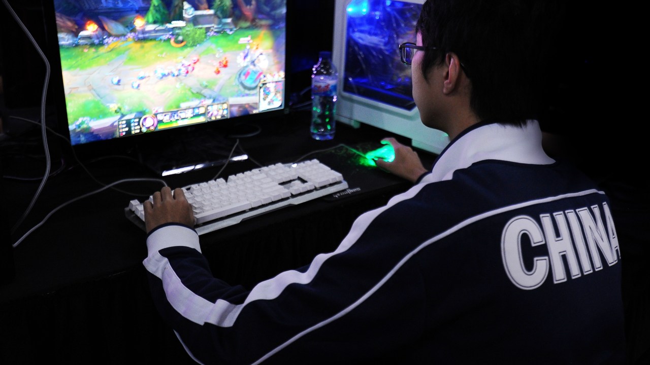 Usuário de video game na China: governo baixa restrição severa