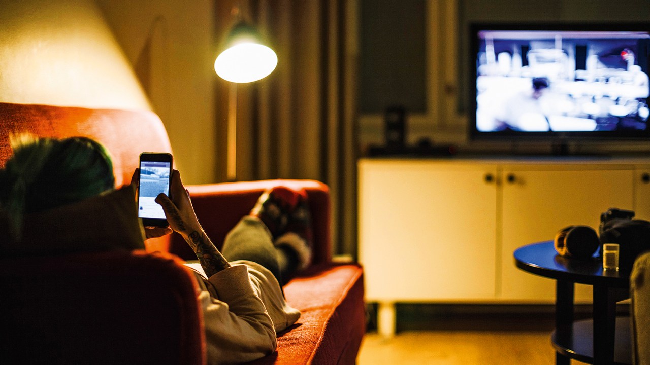 NO CELULAR - Nova era: jovens adultos consomem cada vez mais serviços de streaming -