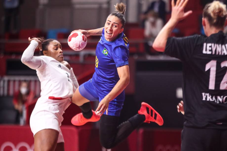 A brasileira Paty Matieli durante jogo contra a França no handebol -