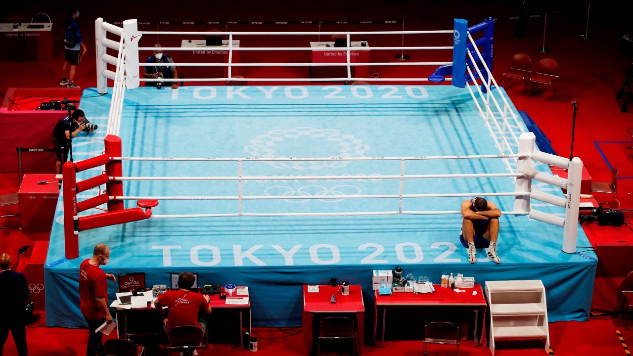Tokyo (Japan), 01/08/2021.- Mourad Aliev of France sits outside the ring in protest after losing his match against Frazer Clarke of Great Britain in the Men's Super Heavy (+91kg) quarterfinal match of the Boxing events of the Tokyo 2020 Olympic Games at the Ryogoku Kokugikan Arena in Tokyo, Japan, 01 August 2021. (Protestas, Francia, Gran Bretaña, Japón, Reino Unido, Tokio) EFE/EPA/RUNGROJ YONGRIT