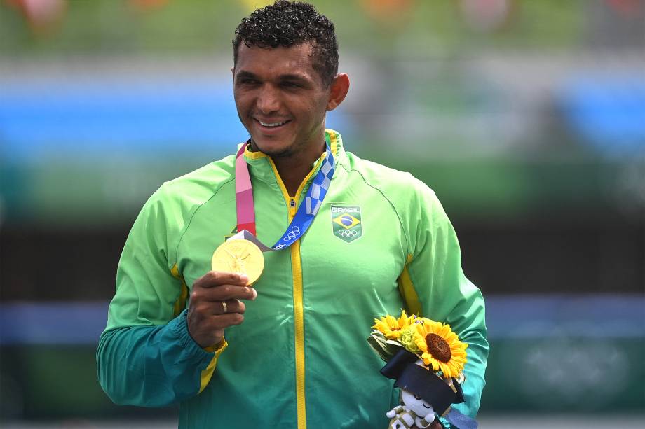 O brasileiro Isaquias Queiroz dos Santos, do Brasil, comemora o outro na prova de canoagem individual 1000m -