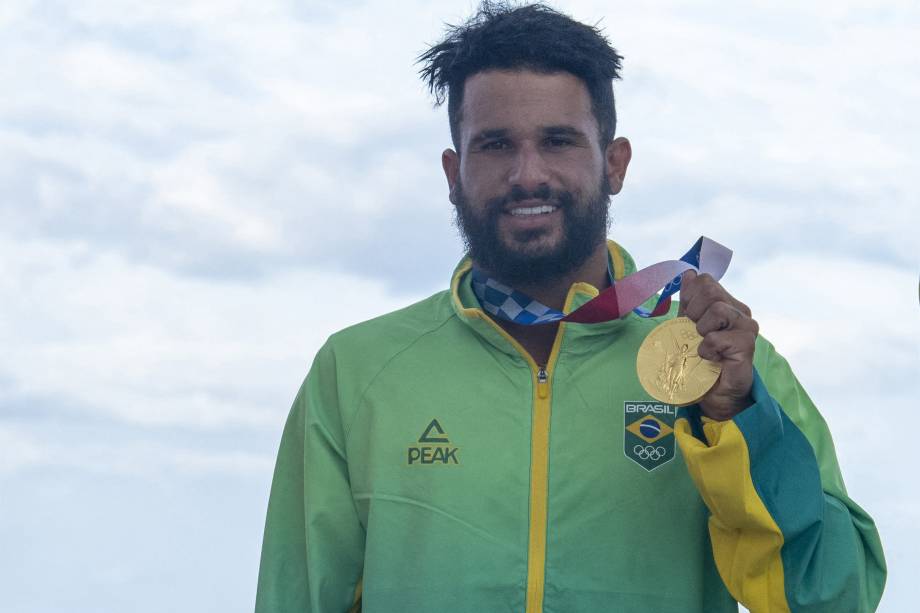 O surfista Italo Ferreira, do Brasil, ganha o ouro -