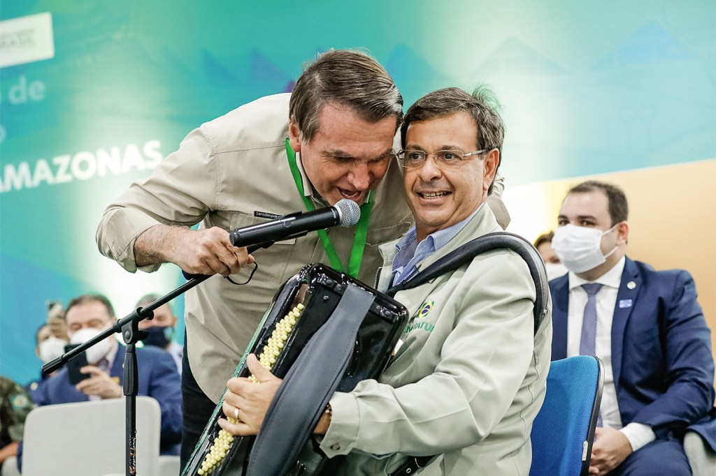 HOMEM DE MISSÃO -  O ministro do Turismo, Gilson Machado, com o chefe: um dos favoritos para entrar na disputa -