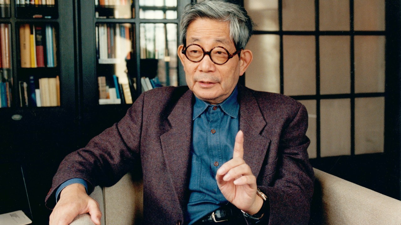 Kenzaburo Oe, que ganharia o Nobel de Literatura em 1994: trinta anos antes ele escreveu crônicas sobre Tóquio e a primeira Olimpíada na cidade-- 