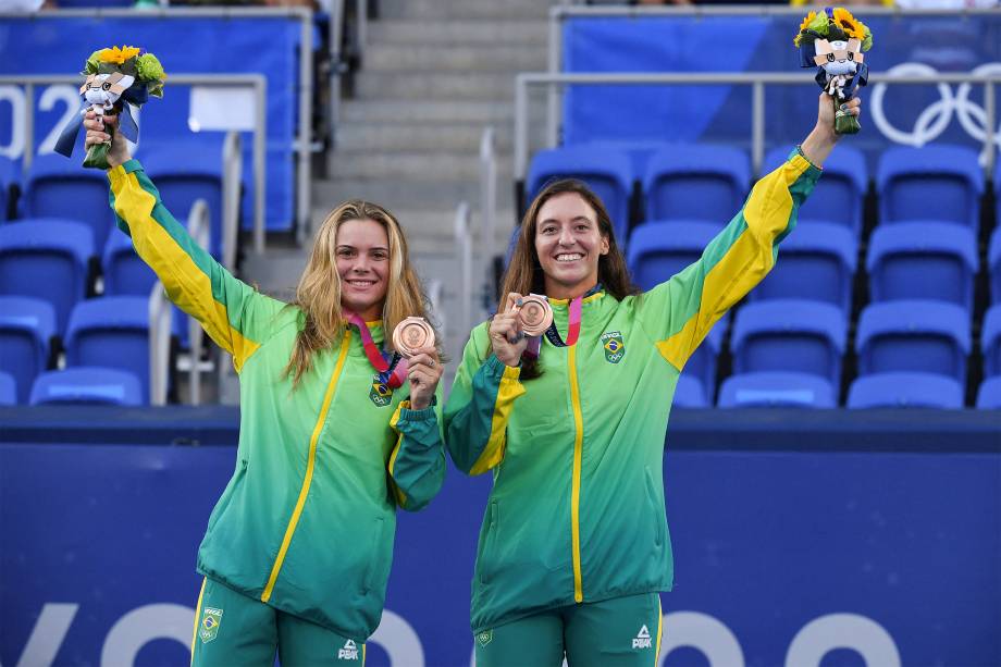 As brasileiras Laura Pigossi (e) e Luisa Stefani ganham o bronze no tênis de dupla -