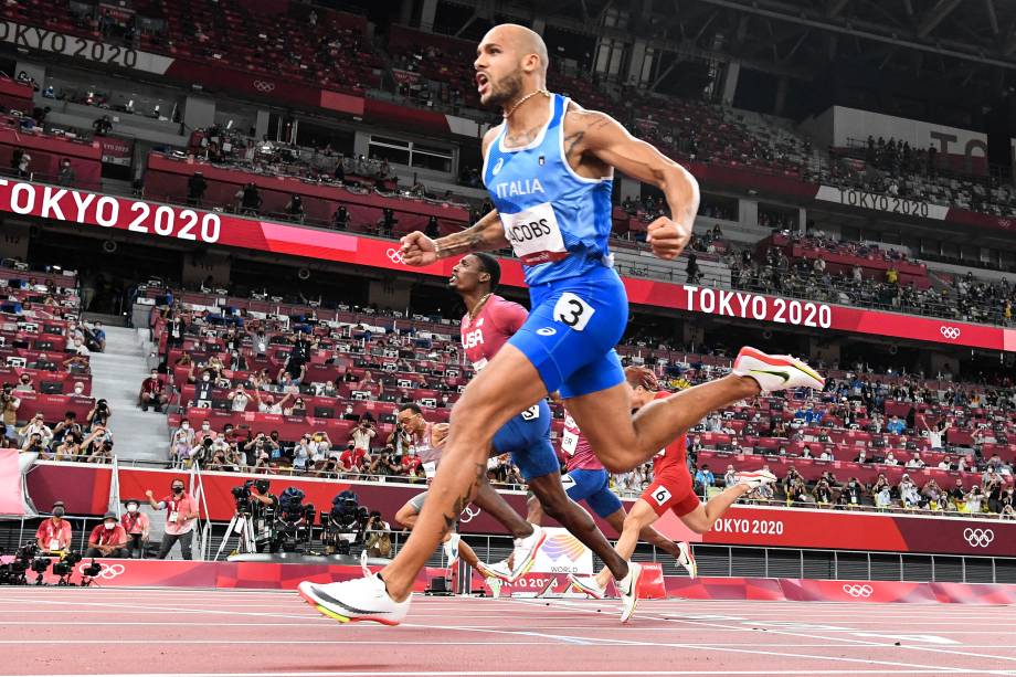 O italiano Lamont Marcell Jacobs comemora vitória na prova dos 100m no atletismo -