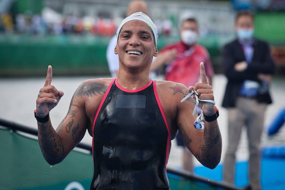 Ana Marcela Cunha comemora o resultado final que lhe garantiu a medalha de ouro -