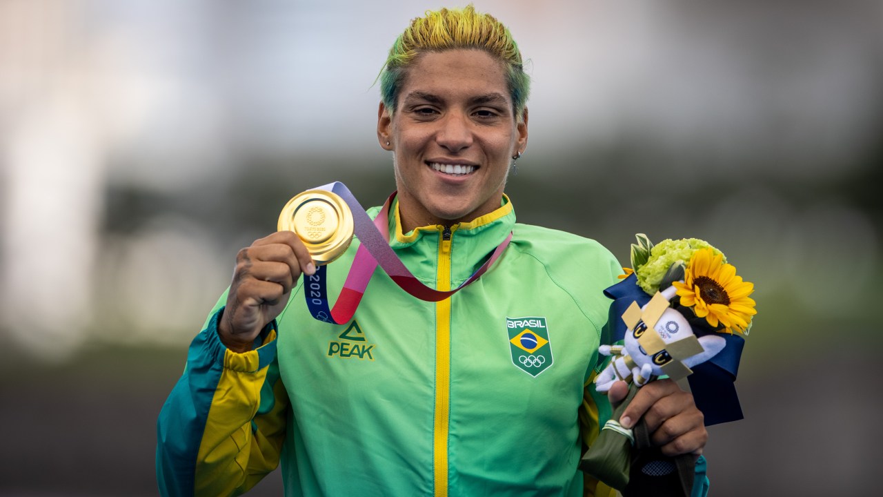 A atleta Ana Marcela com a sua medalha de ouro conquistada na maratona aquática -