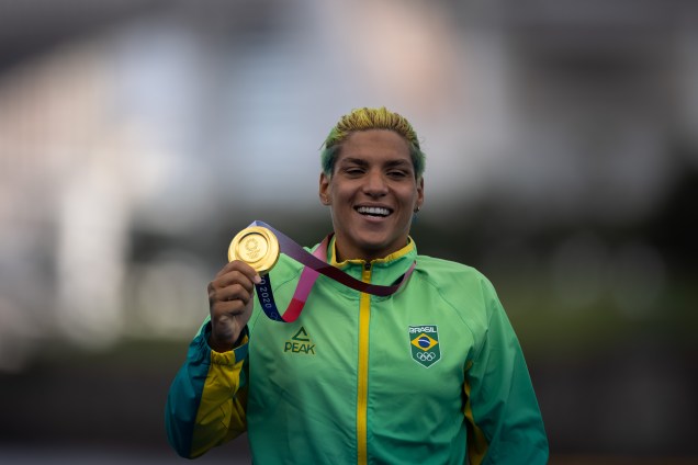 A atleta Ana Marcela com a sua medalha de ouro conquistada na maratona aquática -