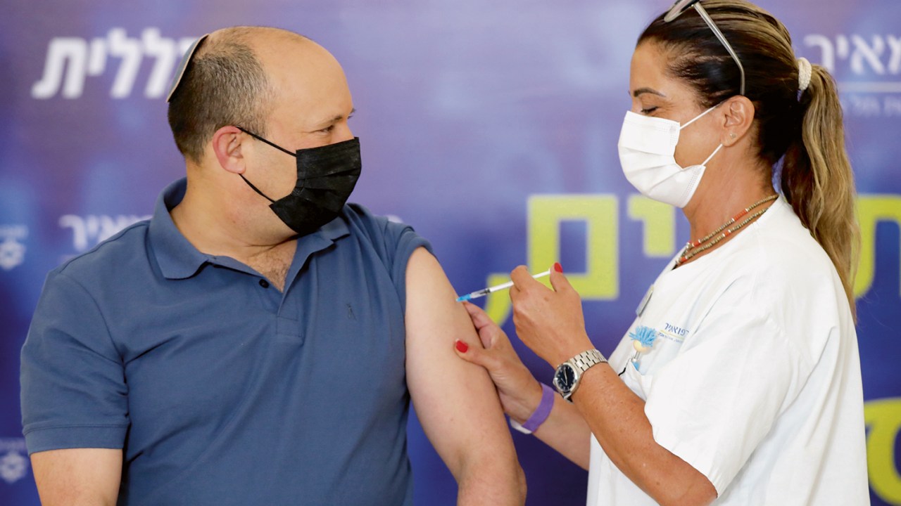 UMA DOSE A MAIS - O primeiro-ministro de Israel, Bennett: três vacinas -