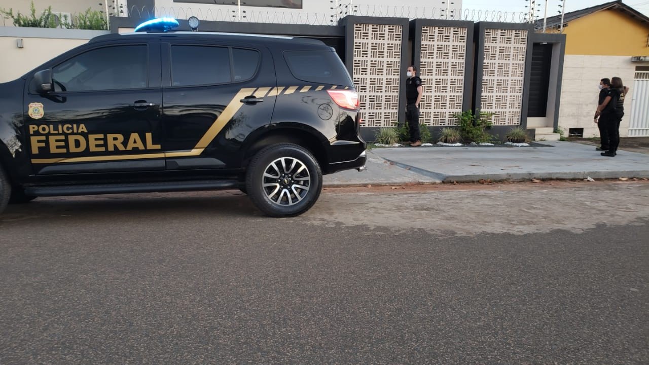 Veículo da Polícia Federal durante cumprimento de mandado da Operação Script Kiddie em Araçatuba (SP)