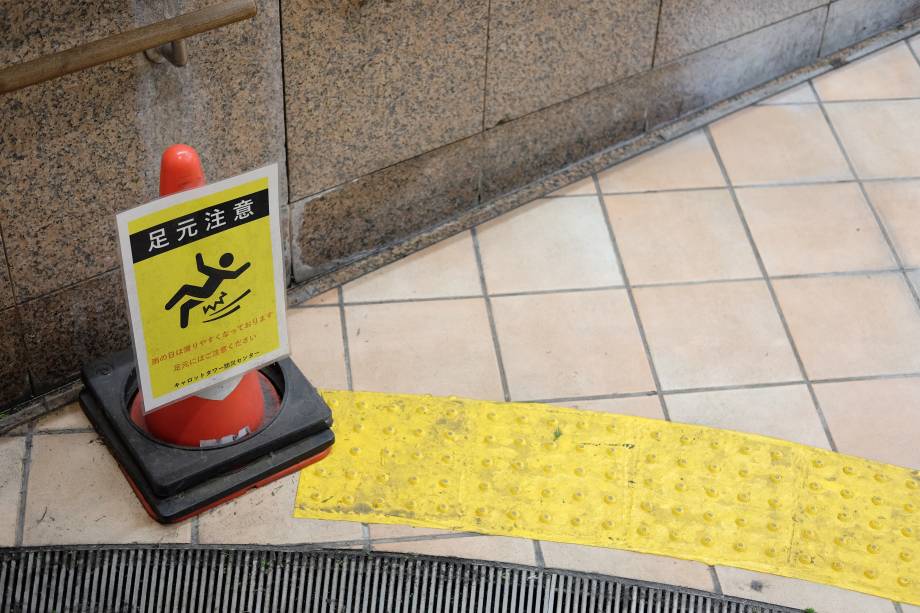 Piso molhado por chuva - Piso molhado por chuva -